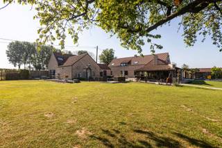 In het hart van de Vlaamse Ardennen, nabij de iconische Muur van Geraardsbergen, vind je deze uitzonderlijke eigendom op 11.716 m². Ideaal...