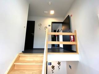 Kantoorruimte op tweede verdieping, met kitchenette, toilet. Terras. Gemeenschappelijke gebruik van de parking rondom het gebouw.Instapklaar,...