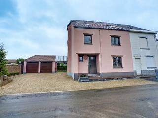 Gelegen in een rustige straat, dicht bij transportverbindingen en de E411 (afrit 3), aangenaam huis in zeer goede staat, op +/- 9 are grond. Woon- en eetkamer met bureau +/- 55m², volledig ingerichte keuken met ontbijthoek, 4 slaapkamers, badkamer, douchekamer, bureau, garage voor 2 wagens, bijkeuken, opslagkelder, verwarmingsketel op gas. EPC : 280 kWh/m²/an = C. Nu beschikbaar. De informatie en oppervlakte worden louter ter informatie gegeven en zijn niet contractueel bindend.