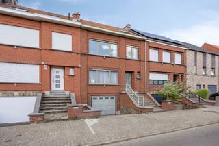 <h2>Karaktervol wonen te Machelen: bel-etagewoning met authentieke elementen en uitbreidingspotentieel</h2><p>Welkom in Machelen. Een rustige, groene en vooral bijzonder strategische uitvalsbasis tussen Brussel, Leuven en Mechelen. Zo beloont een korte wandeling je met winkels en scholen, een fietstocht met het station, en na enkele kilometers tref je zowel de luchthaven als autosnelwegen. Vlot dus op elke bestemming, zonder omwegen.</p><p>Een nieuwe thuis waarbij je vanaf aankomst voelt dat ze met aandacht werd onderhouden. Een verzorgde gevel, details die met vakmanschap werden aangebracht en recente schilderwerken die een frisse uitstraling garanderen. Instapklaar met een authentiek karakter. De voordeur met glaselement leidt het daglicht door de inkomhal, met een apart gastentoilet en vestiaire. Verderop vallen zithoek, eetplaats en keuken samen. Grote glaspartijen aan voor- en achterzijde creëren een open gevoel, waarbij je achteraan uitkijkt op je tuin. Droom je bovendien van een ruime, open leefruimte, kan je de scheidingsmuur eenvoudig verwijderen. Zo ontstaat een mooie, doorlopende woonruimte.</p><p>Boven geniet je van drie slaapkamers, een praktische inbouwkast in de nachthal en een verzorgde badkamer met ligbad. De zolder vormt een bijkomende troef: dankzij de aanwezige centrale verwarming is deze verdieping perfect voorbereid om verder afgewerkt te worden als extra ontspanningsruimte, bureau of suite. En onder, een praktische kelderverdieping met inpandige garage. Comfortabel parkeren én handig stockeren. De betonnen welfsels dragen bovendien bij aan de solide bouwkwaliteit en duurzaamheid.</p><p>Buiten geniet je van een volledig omheinde tuin die onderhoudsvriendelijk werd aangelegd, waarbij het betegelde terras rechtstreeks aansluit op de woning. Jouw tuincocon voor een ochtendkoffie, zomerse barbecue of aperitief onder de avondzon. Kortom, met een gunstig EPC, geen renovatieplicht en een asbestveilig attest, combineert deze woning een solide, zorgeloze basis met karakter, ruimte en toekomstmogelijkheden. Graag zelf bezoeken en beleven? Laat het Jes dan zeker weten.</p><figure><div></div></figure><p></p>