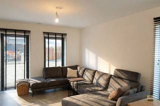 <p><span>Recente passiefwoning op gunstige locatie met 4 slaapkamers en tuin</span></p><p><span> </span></p><p><span>Deze recente eengezinswoning treffen we aan in Millen, een deelgemeente van Riemst. U<br />geniet er van een goede bereikbaarheid van de nodige voorzieningen. De vlotte verbindingen</span></p><p><span>naar Maastricht, maar ook naar de E313 zijn een grote troef. Toch is de woning gelegen in<br />een landelijke omgeving, omringd door weidse velden.<br /><br /></span></p><p><span>De woning is geheel instapklaar en de indeling is aangenaam en logisch. We onderscheiden <br />het volgende:</span></p><p><span>Gelijkvloers:</span></p><p><span>Inkomhal, gastentoilet, ruime leefruimte met open keuken, berging, terras</span></p><p><span>Eerste verdieping: <br />Nachthal, 2 slaapkamers van 15 en 14 m², badkamer met dubbele lavabo, wc, inloopdouche <br />en ligbad</span></p><p><span>Tweede verdieping:</span></p><p><span>Nachthal, 2 slaapkamers van 15 en 14 m², technische ruimte.</span></p><p><span> </span></p><p><span>Rondom de woning ligt een aangename, omheinde tuin. Tevens is er een vergunning voor de<br />bouw van een carport aan de linkerzijde.</span></p><p><span> </span></p><p><span>De woning werd in 2024 afgewerkt met veel aandacht voor energiezuinigheid. Zo is de woning<br />een passiefwoning. De technieken zijn dan ook uiterst modern. We onderscheiden het volgende:</span></p><p><span>* Verwarming aan de hand van warmtepomp</span></p><p><span>* Hoogrendementsbeglazing in pvc omkadering</span></p><p><span>* 18 zonnepanelen (7,2 kWp)</span></p><p><span>* Regenwaterput (5.000 liter) aangesloten op wc en buitenkraan</span></p><p><span>* Ventilatiesysteem<br />* Elektriciteit conform het AREI</span></p><p><span> </span></p><p><span>Wenst U meer informatie over deze instapklare passiefwoning of een afspraak tijdens<br />de kijkdag op zaterdag 27 juni tussen 9u en 12u? Contacteer ons via 012 26 22 05 of<br />info@hetimmohuis.be</span></p>