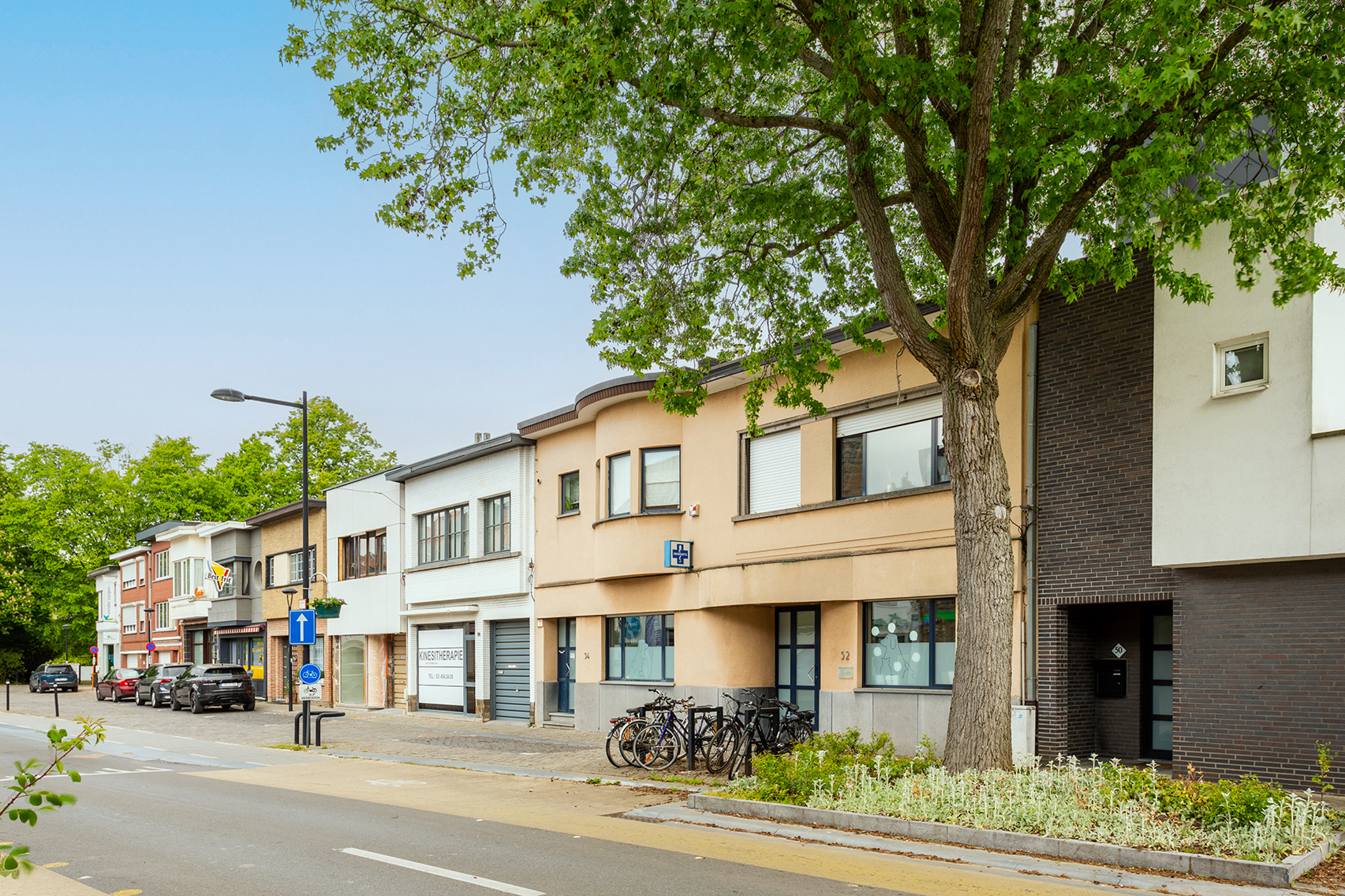 Ruim handelsgelijkvloers op toplocatie te Hove centrum - foto 2