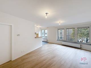 rBRUSSEL, in het hart van Brussel, vlakbij de Congreskolom, niet ver van de Grote Markt, volledig gerenoveerd appartement met 1 slaapkamer van ± 78...