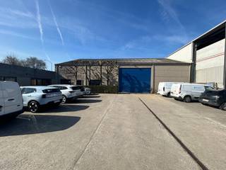 Op een strategische locatie aan de Europalaan 26 in Deinze bevindt zich dit polyvalent bedrijfsgebouw met een totale oppervlakte van 600 m², bestaande uit 240 m² kantoren en 360 m² magazijnruimte, aangevuld met ruime parkeermogelijkheden en opties voor buitenopslag.<br /><br />Het gebouw is vlot bereikbaar via de E17 en de Kortrijksesteenweg, op slechts 3 km van het centrum van Deinze.<br /><br />De magazijnruimte is uitgerust met twee sectionaalpoorten, meerdere lichtstraten voor natuurlijke lichtinval, verlichting, aerothermische verwarming en aansluitpunten voor elektriciteit. Alle nutsvoorzieningen zijn aanwezig tot in het gebouw.<br /><br />De kantoorruimte biedt een aangename werkomgeving met een inkomhal, twee grote landscape burelen, twee aparte kantoren of vergaderruimtes, een sociale ruimte, een kitchenette en sanitair.<br /><br />Beschikbaar vanaf januari 2026 .<br />Huurprijs excl. privatieve kosten en onroerende voorheffing.<br /><br />Een ideale locatie voor bedrijven die nood hebben aan een combinatie van kwalitatieve kantoorruimte en praktische magazijninfrastructuur.