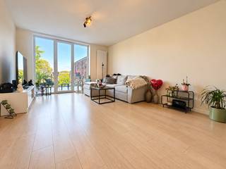 <strong>Ligging</strong><br />Dit modern nieuwbouwappartement is uitstekend gelegen in het centrum van Brakel. Winkels, scholen, horeca en diverse voorzieningen bevinden zich op korte afstand. Ook de belangrijkste verbindingswegen zijn vlot bereikbaar.<br /><br /><strong>Indeling</strong><br />Het appartement omvat een inkomhal met apart gastentoilet, een ruime leefruimte en een leuk terras aan de achterzijde. Tevens op de verdieping bevindt zich een magnifieke leefkeuken met aansluitend een ruime bergplaats en wasplaats. Op de bovenverdieping heb je twee comfortabele slaapkamers en een badkamer met inloopdouche, lavabomeubel en toilet. <br /><br /><strong>Technisch</strong><br />Het appartement wordt verwarmd via centrale verwarming op aardgas en beschikt over een EPB-label A. De gemeenschappelijke kosten bedragen € 25 per maand. Er is tevens de mogelijkheid om <strong>een niet-overdekte autostaanplaats </strong>te huren voor € 30 per maand.<br />Het appartement is beschikbaar vanaf 01/12/2026, waarbij <strong>een eerdere beschikbaarheid mogelijk</strong> is.<br /><br /><strong>Troeven</strong>
<ul>
<li>Nieuwbouwappartement</li>
<li>Energiezuinig – EPB-label A</li>
<li>Centrale ligging in Brakel</li>
<li>Gemeenschappelijke tuin</li>
<li>Mogelijkheid tot autostaanplaats</li>
</ul>
<strong>Contact</strong><br />Voor meer informatie of om een bezoek in te plannen, kan je contact opnemen met Realimmo via cedrik@real-immo.be