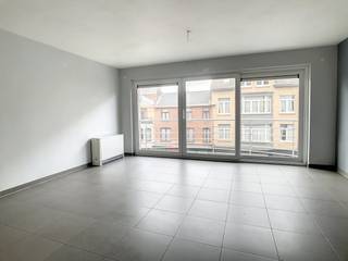 Dit appartement te huur is gelegen aan de Torhoutsesteenweg op een kilometer van het centrum van Oostende. Indeling: - Inkomhal - Ruime...