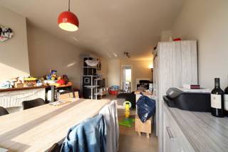 <p><span>Lichtrijke, fraai gerenoveerde woning te Beveren-Leie met zongerichte tuin. De woning omvat een inkom, kelder, ruime leefruimte met aansluitend volledig ingerichte nieuwe keuken (koelkast, oven, vitrokeramische kookplaat, dampkap, vaatwas,...), wasplaats, grote badkamer (ligbad, douche, dubbele wastafel en toilet), terras en leuke tuin. 1e verdiep: 3 volwaardige slaapkamers. Kleine garage (voor fietsen, moto, ...). Parkeergelegenheid voor de deur. Gunstige energiescore.</span></p>