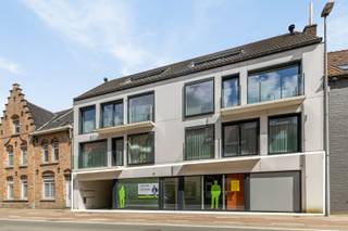 In het centrum van Staden bieden we u deze gelijkvloerse kantoor- of praktijkruimte aan, inclusief 3 autostaanplaatsen gelegen aan de achterzijde...