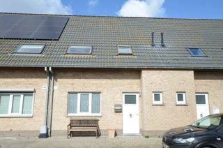 Mooi instapklaar woonhuis met groot zonneterras en uitweg achteraan.Indeling:Inkomhall, afzonderlijk toilet, woonkamer, open ingerichte keuken,...