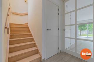 <strong>OORDEGEM – Recente en uitstekend onderhouden HOB met drie slaapkamers en tuin. </strong><br /><br />Deze recente woning bevindt zich langs de verbindingsweg tussen Aalst en Wetteren, op wandel- en fietsafstand van winkels, scholen en openbaar vervoer. Bovendien geniet u van een uitstekende bereikbaarheid dankzij de nabijheid van diverse invalswegen.<br /><br />Deze moderne woning combineert een stijlvol en gezellig interieur met optimaal wooncomfort. Bij de bouw werd gekozen voor duurzame en kwalitatieve materialen, terwijl de uitstekende isolatie, efficiënte verwarmingsinstallatie en hoogrendementsbeglazing zorgen voor een bijzonder energiezuinige woning. Dit vertaalt zich in een gunstige EPC-score, waardoor u zorgeloos kunt wonen zonder renovatieverplichtingen.<br /><br />Op het gelijkvloers beschikt de woning over een inkomhal met apart gastentoilet, een lichtrijke en aangename leefruimte met open haard en een aansluitende open, volledig geïnstalleerde keuken. Daarnaast is er een praktische afzonderlijke bergruimte aanwezig. Het verdiep omvat een nachthal, drie volwaardige slaapkamers, een badkamer met inloopdouche en een apart toilet. De geïsoleerde zolder biedt bovendien extra opslagmogelijkheden.<br /><br />Buiten geniet u van een volledig afgesloten, onderhoudsvriendelijke en zonnige tuin met terras en een extra tuinberging. Een bijkomende troef is de rechtstreekse toegang tot de tuin via de straatzijde. Vooraan de woning is er voldoende parkeergelegenheid voorzien.<br /><br />Een instapklare woning die comfort, energiezuinigheid en een centrale ligging perfect weet te combineren.<br /><br />Info en bezoek: 053/60.65.60.<br />De vermelde prijs is een richtprijs. Na ontvangst van de biedingen zal de verkoper beslissen of hij/zij de eigendom verkoopt aan het beste bod. De richtprijs is aldus niet bindend voor de verkoper. Voor meer info kunt u ons contacteren of het reglement raadplegen op onze website.