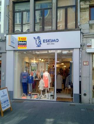 Handelseigendom te huur, gelegen op een toplocatie in de Lange Munt in Gent met een gelijkvloerse oppervlakte van ca. 86 m².+ verdieping
Dit pand is gelegen in directe buurt van: ‘H&amp;M’, ‘Primark’,  ‘Swarovski’, ‘Veritas’, ‘Hairdis’, ‘Sergent Major’, ‘Torfs’, ...Specificaties: Nieuwe handelshuurovereenkomst.  
De verdiepingen zijn bruikbaar als stockruimte of sociale ruimte. 
Huurwaarborg: zes maanden. 
 De maandelijkse huurprijs bedraagt 6.000 euro + onroerende voorheffing ( ca. 3.000 euro per jaar) is ten laste van de huurder. Het makelaarsloon ten bedrage van 15 % van de jaarhuur + 21 % btw is ten laste van de nieuwe huurder.

Benieuwd naar dit commerciële pand gelegen in het centrum van Gent? 
Contacteer ons gerust: 054 33 62 52 of info@immodelestre.be 
