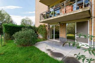 <p>Welkom in jouw nieuwe thuis! Dit gelijkvloers appartement bevindt zich op een toplocatie in Merksem, waar je werkelijk van het beste van beide werelden geniet. Het centrum, openbaar vervoer en de Winkelstap bevinden zich op een steenworp afstand terwijl je omringd bent door de groene velden.</p>
<p>Je komt binnen in de inkomhal met aangrenzend de lichtrijke leefruimte waar een prachtige inbouw sierhaard meteen de show steelt. Bovendien staat deze ruimte in directe verbinding met een aangename buitenruimte met een rustgevend uitzicht over de natuur. Dit wordt ongetwijfeld één van jouw favoriete plekjes!</p>
<p>De hedendaagse keuken werd praktisch geïnstalleerd met een ijskast, oven, dampkap, spoelbak en tal van opbergruimte. Er zijn tevens aansluitingen voor was- en droogmachine voorzien. Verder beschikt het appartement nog over 2 volwaardige slaapkamers (17 m² & 10 m²) én uiteraard een badkamer. Deze werd voorzien van een comfortabel douche-bad en een dubbele lavabo in een strak meubel. Het toilet is apart.</p>
<p>Zie jij je hier al helemaal wonen? Neem dan zeker even contact op voor een bezoekje!</p>
<p><strong>Mogelijkheid tot het huren van de garage à € 80,00/maand. </strong></p>
<p><strong>Maandelijkse kosten: </strong>Provisie van € 125,00/maand (alles inbegrepen, <u>exclusief</u> elektriciteit).</p>
<p><strong>Technische gegevens: </strong>Centrale verwarming op gas, dubbele beglazing in aluminium,</p>
<p><strong>Bevindt zich niet in een risicozone voor overstromingen (P-score D en G-score A). </strong></p>