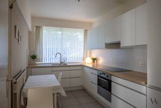 Dit ruime appartement is gelegen op een ideale locatie vlakbij de zeer residentiële Leopold III-laan, Heverleebos, winkels, op- en afritten...