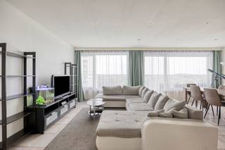 <p>immo DAVID stelt voor: lichtrijk, volledig gerenoveerd appartement van 83 m² met 2 terrassen en garage!</p>
<p>Op de 7de verdieping ontdekt u dit prachtig gerenoveerde appartement van 83 m². Dankzij de ruime oppervlakte, groter dan de gebruikelijke 72 m² van vergelijkbare appartementen in het gebouw, geniet u hier van extra ruimte en comfort.</p>
<p>De leefruimte van 39 m² met inbouwspots geeft rechtstreeks toegang tot het zuidwestgerichte terras van 24 m² met zonnewering. De ideale plek om te genieten van de namiddag- en avondzon.</p>
<p>Het appartement beschikt over twee slaapkamers van 12 m². Eén slaapkamer biedt rechtstreeks toegang tot het tweede terras van 6 m².</p>
<p>Verder zijn er een volledig uitgeruste keuken en een stijlvol vernieuwde badkamer met ligbad. Dankzij het EPC-label B en de conforme elektrische installatie geniet u van een aangenaam wooncomfort en een laag energieverbruik.</p>
<p>Uitstekend gelegen nabij de Ring, Brussel, UZ Jette, winkels, scholen, openbaar vervoer en het Laarbeekbos.</p>
<p>Mogelijkheid tot aankoop van een garagebox voor € 25.000.</p>
<p>Een instapklaar appartement met 2 terrassen, ruime leefruimtes en een uitstekende ligging. Een bezoek waard!</p>