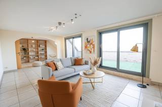 Pal in het centrum, recht tegenover de basisschool, bevindt zich dit ruime appartement (144m²) op de 3e en 4e verdieping van deze stijlvolle residentie.<br /><br />Het gebouw beschikt over een nagelnieuw, supergeïsoleerd dak. Het schrijnwerk van dit lichtrijke appartement werd vervangen, door duurzame ALU-profielen met super isolerend dubbel glas. <br /><br />Indeling: Op de benedenverdieping van het appartement bevindt zich een gastentoilet, leefruimte, praktische keuken, berging, wasplaats en een slaapkamer/bureau. Vanuit de leefruimte is er toegang tot het ruime terras (20m²) met west-oriëntatie. <br />Boven zijn er nog 2 ruime slaapkamers en badkamer met toilet.<br /><br />Zeer ruime gemetste garagebox aan de achterzijde van het gebouw, (in de Oude Weg) vraagprijs: 25.000 euro (niet inbegrepen). Er is ook een privatieve berging op het gelijkvloers. <br /><br />Het appartement staat instapklaar en werd perfect onderhouden en is ideaal voor mensen die centraal en ruim willen wonen, nabij school, opvang, winkels, horeca en een bushalte. E17 en station van Waregem bevinden zich op minder dan 10 minuten rijden.<br /><br />Voor een bezoekje, contacteer sylvie@immoroba.be of graag een seintje op 09/388.53.53.