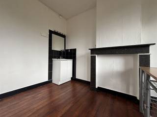 <p>NOW AVAILABLE - 2026-2027 ACADEMIC YEAR <br /><br />Unfurnished room with shared bathroom and kitchen available on Naamsevest in Leuven! Ideally located near numerous campuses and all amenities.<br /><br />Rent: €510 + €100 (internet, heating, water, and electricity)<br /><br />EPC: 242 kWh/m² per year - 2869279</p>