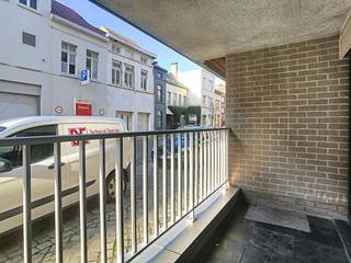 Gelijkvloers appartement met volwaardig terras (5m2) gelegen in een zijstraat van de Alfons Pieterslaan temidden het centrum van Oostende (dichtbij Petit Paris en het Leopold I Plein).<br /><br />Indeling:<br />inkom (2m²)- living (20m²) - open ingerichte keuken (5m²) - nachthall met berging en aansluiting voor een wasmachine (2m²)- ruime slaapkamer (14m²) - badkamer met douche ( 3,5m²) - apart toilet (2m²).<br /><br />Pluspunten:<br />- aansluiting voor wasmachine aanwezig<br />- gemeenschappelijke fietsberging<br />- individuele meters<br />- gelijkvloers<br />- recente residentie<br /><br />Algemene kosten: €60,00/maand<br />Vrij: 01/11/26<br /><br />Ben je geïnteresseerd in dit pand te huur in Oostende? Ga naar de website www.dewaele.com, klik op het pand dat je wenst te huren. Via de rode knop "vraag je bezoek aan" vragen we u kort een profiel in te vullen. Daarna nemen we contact op voor een bezoek. Telefonisch kunnen er geen afspraken gemaakt worden.