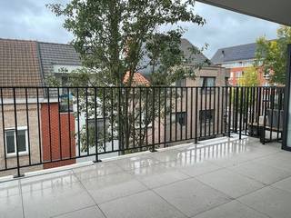 Appartement op de 2de verdieping (met lift) in het centrum van Harelbeke. Bestaande uit inkomhal, apart toilet, ruime berging/wasplaats, woonkamer en open keuken. Aan de woonkamer paalt een ruim terras. Verder zijn er nog 2 slaapkamers en een mooi badkamer. Hoogwaardig afgewerkt en overal voorzien van vloerverwarming. Een ondergrondse autostaanplaats kan gehuurd worden voor 50 €/maand. Onmiddellijk vrij!
