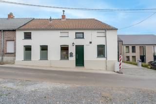 Ben je op zoek naar een instapklare woning op een rustige ligging? Dit is wat je zoekt.<br /><br />In een rustige straat op de flanken van de hoogste heuvel van Oost Vlaanderen bevindt zich deze woning. Hoewel de rustige ligging zijn vrijwel alle faciliteiten stapvoets te bereiken. Gezien de reeds uitgevoerde werken en het gunstige EPC dienen hier geen bijkomende werken uitgevoerd te worden. In de gezellige tuin is het leuk vertoeven.<br /><br />Indeling:<br />-GLV: Via de ruime inkomhal heb je toegang tot de volledig uitgeruste keuken, de leefruimte en de badkamer. Via het overdekte terras kan je het bijgebouw betreden dat momenteel gebruikt wordt als handige berging.<br />-1steV: De nachthal geeft toegang tot twee slaapkamers waarvan één zeer ruim is. Er is tevens nog een zolderkamer waar makkelijk een derde kamer gecreëerd kan worden.<br /><br />Wil je op deze uitzonderlijk mooie ligging thuis komen? Plan snel uw bezoek en kom deze woning zelf ontdekken.