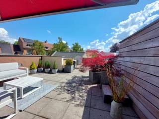 Boven de brillenwinkel ‘Brilpunt’ in de Gistelsesteenweg te Sint-Andries vindt u dit heel ruime appartement (verdeeld over 3 verdiepingen) met...