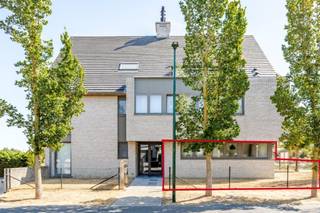 <strong>De Panne: appartement te koop op unieke locatie aan de Houtsaegerduinen</strong><br /><br />Op zoek naar een instapklaar appartement op een uitzonderlijke locatie aan de Belgische kust? Dit gelijkvloersappartement in residentie Rhapsody geniet van een unieke ligging, met de prachtige Houtsaegerduinen als directe buren. Bovendien bevindt het zich op wandelafstand van het centrum van De Panne. Dankzij de ligging aan de duinen is het appartement volledig omringd door terrassen, waardoor u vanuit verschillende ruimtes optimaal kunt genieten van het **open zicht op de duinen**.<br /><br />Het appartement is modern, verzorgd en volledig instapklaar. Daarnaast bestaat de mogelijkheid om een garage met extra berging aan te kopen tegen een meerprijs.<br /><br /><strong>Indeling</strong><br /><br />Inkomhal, apart toilet, lichtrijke woonkamer met prachtig zicht op de Houtsaegerduinen, meerdere terrassen rondom het appartement, praktische berging met alle nodige aansluitingen, slaapkamer met aansluitend een badkamer met douche<br /><br /><strong>Troeven</strong>
<ul><li>Unieke ligging: rechtstreeks grenzend aan de Houtsaegerduinen</li><li>Terrassen: optimaal genieten van de uitzonderlijke ligging</li><li>Garage &amp; berging: mogelijkheid tot aankoop van een garage met extra berging tegen meerprijs</li><li> Op wandelafstand van het strand en het centrum</li></ul>
<br />Een uitzonderlijke kans voor wie op zoek is naar een comfortabel appartement met rust, natuur en een unieke ligging aan zee.<br /><strong>Interesse of graag een bezoek? Neem contact op met Frederick via 058/22.41.70 voor meer informatie of een bezoek ter plaatse.</strong>