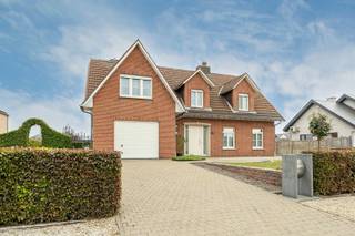 <p><span>Op zoek naar een goed onderhouden, instapklare woning? Kom eens kijken naar deze woning in Wiekevorst! Deze ruime open bebouwing werd kwalitatief gebouwd en met de jaren tiptop verzorgd!</span></p><p><span>Gelijkvloers kent deze woning een ruime inkomhal met vestiaire en gastentoilet en een grote leefruimte bestaande uit een gezellige zithoek met haard en een eetplaats met zicht op de tuin. De keuken is ruim en kan tevens een eettafel herbergen. Vanuit de veranda geniet je ook bij slecht weer van de grote tuin! De wasplaats is voorzien van ingemaakte kasten en een handige uitgietbak. De inpandige garage zorgt ervoor dat je wagen steeds binnen kan.</span></p><p><span>Op de eerste verdieping loop je vanuit de nachthal drie ruime slaapkamers in. De badkamer is voorzien van een ligbad met douche, dubbele wastafel en toilet. Aangrenzend is er een handige dressing met ingemaakte kasten. </span></p><p><span>Met een straatbreedte van 25m kent deze open bebouwing een zeer ruime tuin. De netjes aangelegde moestuin wacht op jouw groene vingers! Een dubbele carport met tuinberging zorgt voor extra stockageruimte en/of parking voor uw wagen. </span></p><p><span>Deze woning is reeds voorzien van zonnepanelen en driedubbele beglazing. </span></p><p><span>Op zoek naar degelijkheid en ruimte? Contacteer ons op 0479/01.01.01!</span></p>