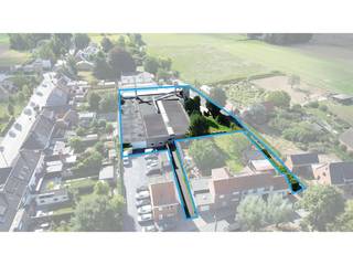 Ontdek dit uitstekend gelegen bedrijfsgebouw van +/- 1.850 m² op een perceel van +/- 3.795 m², gelegen op slechts enkele minuten van de E17-snelweg (Antwerpen–Kortrijk), wat zorgt voor een uitstekende bereikbaarheid richting Gent, Kortrijk en Noord-Frankrijk. Met een bruikbare gebouwoppervlakte van +/- 1.850 m² biedt dit pand tal van mogelijkheden voor productie, opslag of andere professionele activiteiten.<br /><br />Het gebouw beschikt over een vrije hoogte van 3,5 tot 4,5 meter en is uitgerust met twee geautomatiseerde poorten, twee manuele poorten, en lichtstraten die zorgen voor natuurlijke lichtinval.<br /><br />Binnenin bevinden zich een sociale ruimte, twee afzonderlijke bureauruimtes, een receptie en sanitaire voorzieningen, wat het comfort voor personeel en bezoekers ten goede komt.<br /><br />Aanwezigheid van een hoogspanningscabine van 250 KVA op de site.<br /><br />Bovendien is er voldoende parkeergelegenheid op het terrein.<br /><br />Er is mogelijkheid tot bijkopen van aangrenzende onroerende goederen (2 woningen / Bouwgrond / extra parking)<br /><br />Bent u op zoek naar een veelzijdig en instapklaar bedrijfsgebouw met een uitstekende bereikbaarheid? Dan is dit pand een unieke kans.<br /><br /><strong>Contacteer PANORAMA B2B voor bijkomende inlichtingen, plannen of een vrijblijvend plaatsbezoek 056 222 562.</strong>