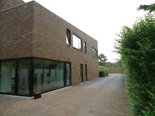 Gelijkvloerse ééngezinswoning zonder gemene delen of kosten, met privéterras (24 m²) en zonnige tuin (118 m²). Rustig gelegen, weg van de straat, op wandelafstand van het centrum van Kontich. Vlotte bereikbaarheid van winkels, scholen, openbaar vervoer, station, E19 en A12.<br /><br />Bewoonbare oppervlakte ca. 100 m² met overvloedig natuurlijk licht. Indeling: inkomhal, apart toilet, ruime leef- en eetruimte (35 m²), open ingerichte keuken, 2 slaapkamers, badkamer met dubbele wastafel en instapdouche, 2 bergruimtes en directe toegang tot terras en tuin.<br /><br />Extra troef: 2 parkeerplaatsen met afgesloten privéberging (te huren aan €120/maand). <br /><br />Mis deze uitzonderlijke kans niet om te wonen in een autonome vrijstaande bebouwing (bj 2008) met een bijzondere architecturale uitstraling met veel privacy, gelegen in een groene en rustige omgeving, vlakbij alle mogelijke faciliteiten. Beschikbaar vanaf 1 juli.<br /><br />