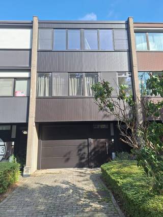 <p>Goed gelegen gezinswoning in een rustige groene wijk (doodlopende straat) vlakbij scholen, winkels en openbaar vervoer</p><p>Gevels recent vernieuwd<br />EPC B<br />verwarming op gas (hoogrendementsketel, recent onderhoudsbeurt gehad)</p><p>indeling<br />gelijkvloers: oprit, hal, inpandige garage, hobbykamer (eventueel om te vormen tot een 4e slaapkamer en wasplaats), gang, gastentoilet, terras en tuin</p><p>1e verdiep: ingerichte keuken (koelkast, inductiekookplaat, vaatwasser), ruime lichte woonruimte met aansluitend terras</p><p>2e verdiep: 2 (kinder)kamers, ruime masterbedroom, ingerichte badkamer (douche en bad in één, badkamermeubel met spoelbak, toilet)</p>
