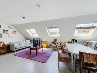 Sint-Lievenspoortstraat 25/301: Gezellig 3 slaapkamer appartement gelegen nabij Zuid.
Indeling als volgt: Lichtrijke leefruimte met open geïnstalleerde keuken, vaatwasmachine aanwezig, badkamer met douche, apart toilet, 3 slaapkamer waarvan 2 toegang hebben tot het terras.
€1400 + €25
Beschikbaar vanaf 01/09