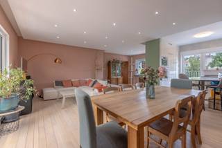 Penthouse lumineux et spacieux avec 52m² de terrasses et garage dans un beau quartier calme.Dans un immeuble soigné et charmant avec ascenseur (6...