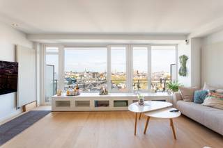 <p>PLAN UW BEZOEK VIA VOLGENDE LINK: https://listed.mijnhuurprofiel.be/whise/7656413<strong><br /><br /></strong>Wilt u op’t Zuid wonen en tegelijkertijd genieten van zichten over de Stad Antwerpen?<br />Dan is dit appartement beslist iets voor u.<br /><br />Op de 10de verdieping van een goed onderhouden gebouw vinden we dit appartement met terrassen aan weerszijde terug, zo kan u genieten van zichten over de Stad Antwerpen en het Nieuw Zuid.<br /><br />Het appartement, ca. 95m2, dit appartement was origineel een 2 slaapkamer en is enkele jaren geleden omgebouwd naar een 1 slaapkamer met bureelruimte.<br /><br />De badkamer is uitgerust met een inloopdouche, handige inmaakkasten, enkele wastafel en aansluitingen voor was-en droogmachine.<br /><br />De keuken is volledig uitgerust en beschikt over een gasvuur waar u een ultiem genot zal ondervinden tijdens het koken met dergelijk zicht.<br />Tevens is de aansluitende woonruimte ook dé ideale plek voor gasten te ontvangen.<br /><br />Dubbele garagebox te huur aan 250 euro/maand.</p>
<p>Huurprijs: 1.350,00 EUR/maand<br />Alg. kosten: 150,00 EUR/maand (incl verwarming)<br />Beschikbaarheid: 01/07/2026<br /><br />Interesse? Contacteer LISTED voor een bezoek: +32 3 283 51 51.</p>