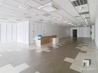 <p><span>Bent u ondernemer, zelfstandige of investeerder en zoekt u een ruim handelspand met bovenliggende woonst aan een bijzonder scherpe prijs? Dit pand biedt een zee aan mogelijkheden voor wie niet terugschrikt van wat opknapwerken en in ruil een mooie meerwaarde wil creëren.</span></p><p><span>Op het gelijkvloers beschikt u over een </span><span>grote, open handelsruimte van ca. 199 m²</span><span>. Achteraan is er op het eerste verdiep nog een bureel van ongeveer 30m².</span></p><p><span>Deze ruimte leent zich perfect voor een </span><span>kleding- of boetiekzaak</span><span>, </span><span>schoonheids- of wellnessconcept</span><span> (schoonheidssalon, kapsalon, nagelstudio, barber, massage, …) of diverse </span><span>dienstverlenende activiteiten</span><span> zoals advieskantoor, verzekeringen, reisbureau, uitzendkantoor, vrije beroepen, enz. Dankzij de open structuur kunt u de indeling volledig afstemmen op uw concept: toonzaal, balie, werkplekken, behandelruimtes, stockage… alles is mogelijk.</span></p><p><span>Boven het handelspand bevindt zich een </span><span>appartement met 2 slaapkamers</span><span>, ideaal als woonst voor de uitbater die werken en wonen praktisch wil combineren. U woont letterlijk boven uw zaak, wat u heel wat tijd en verplaatsingskosten bespaart. Liever extra rendement? Dan kunt u het appartement ook apart verhuren, waardoor dit gebouw uitgroeit tot een interessant </span><span>opbrengsteigendom met dubbele huuropbrengst</span><span> (handel + woonst).</span></p><p><span>Het pand is </span><span>te renoveren</span><span>, maar dat is meteen ook één van de grote troeven: u kunt zowel de handelsruimte als het appartement naar eigen smaak en noden moderniseren. Wie bereid is om te investeren in afwerking en comfort, wordt hier beloond met een bijzonder aantrekkelijk totaalplaatje. De </span><span>vraagprijs van slechts € 295.000</span><span> maakt dit tot een echte opportuniteit in de markt voor wie oog heeft voor potentieel.</span></p><p><span>Extra pluspunt: </span><span>parkeergelegenheid is achteraan te huur</span><span>, wat zowel voor klanten als bewoners een duidelijke meerwaarde betekent. Dit vergroot de commerciële haalbaarheid voor ondernemers die vlot bereikbare handelsruimte belangrijk vinden.</span></p><p><span>Troeven op een rij:</span></p><ul><li><span>Ruim handelspand van ca. </span><span>199 m²</span><span> met open indeling</span></li><li><span>Bovenliggende appartement met </span><span>2 slaapkamers</span></li><li><span>Mogelijkheid tot </span><span>werken en wonen onder één dak</span></li><li><span>Of tot </span><span>dubbel rendement</span><span> via gescheiden verhuur</span></li><li><span>Op te knappen</span><span> pand: ideaal om volledig naar uw hand te zetten</span></li><li><span>Zeer scherpe vraagprijs: € 295.000</span></li><li><span>Parkeergelegenheid te huur</span><span> achteraan</span></li></ul><p><span> </span></p><p><span>Ziet u de commerciële én residentiële mogelijkheden van dit pand? Immo Diest begeleidt u graag van eerste bezoek tot en met de akte, en adviseert u desgewenst ook over het </span><span>huurpotentieel en het rendement</span><span>.</span></p><p><span>Contacteer ons vandaag nog voor meer informatie of een bezoek via<br /><span>www.immodiest.be</span></span><span> of telefonisch op </span><span>013 31 25 22</span><span>.</span></p><p><span>Beter nog, contacteer mij op 0498 52 64 52 of op jan.vanonckelen@immodiest.be</span></p><p><span> </span></p><p><span> </span></p>