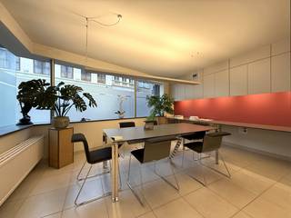 Ontdek dit <strong>stijlvol en instapklaar kantoor </strong>op een toplocatie in het centrum van Gent, op slechts <strong>100 meter van het Oud Justitiepaleis.</strong> De ligging aan de Nederkouter biedt niet alleen een <strong>uitstekende bereikbaarheid</strong> met het openbaar vervoer, maar ook een onmiddellijke nabijheid van <strong>winkels, horeca en andere voorzieningen </strong>— ideaal voor bedrijven die centraal willen werken in een dynamische omgeving.<br /><br />Het kantoor werd<strong> kwalitatief afgewerkt</strong> en is voorzien van<strong> ingemaakte kasten, een kitchenette, twee toiletten </strong>en <strong>twee praktische bergingen. </strong>Momenteel bestaat de indeling uit <strong>zeven afzonderlijke kantoorruimtes</strong>, maar deze kan indien nodig worden aangepast aan de specifieke noden van de huurder.<br /><br /><u><strong>Belangrijkste troeven:</strong></u>
<ul>
	<li>Centraal gelegen, vlot bereikbaar met tram, bus en fiets</li>
	<li>Geen algemene onkosten</li>
	<li>Flexibele indeling mogelijk</li>
	<li>Kwalitatieve afwerking met veel ingebouwde opbergruimte</li>
	<li>Beschikbaarheid: bespreekbaar</li>
</ul>
Dit kantoor combineert <strong>functionaliteit, uitstraling en een absolute topligging</strong> — de perfecte plek om klanten te ontvangen en je onderneming verder te laten groeien.<br /><br />Meer info of bezoek via mail of telefonisch op nr 0473 68 22 47.