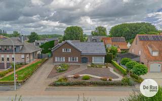 <strong>HERZELE - Ruime villa met magazijn op een perceel van 16a18ca</strong> <br />EERSTE BEZOEKDAG ZONDAG 4 OKTOBER VAN 10u TOT 14u (enkel op afspraak!)<br /><br />Op zoek naar een ruime gezinswoning met extra mogelijkheden? Deze villa in Herzele combineert aangenaam wonen met een ruime garage, een achterliggend magazijn en een perceel van maar liefst 16a18ca.<br /><br />De woning is zowel aan de voor- als achterzijde bereikbaar. Achteraan het perceel bevindt zich een ruim magazijn met parkeermogelijkheden, waardoor deze eigendom bijzonder geschikt is voor wie wonen wenst te combineren met extra opslagruimte, een hobby of professionele activiteiten.<br /><br />De villa, opgetrokken in traditioneel metselwerk, beschikt over een vernieuwd dak uit 2023. Via de royale inkomhal krijgt u toegang tot de verschillende ruimtes. De ruime woonkamer geniet dankzij de grote raampartijen van een aangename natuurlijke lichtinval en biedt een mooi zicht op het achterliggende tuingedeelte. Vanuit de woonkamer is er een rechtstreekse verbinding met de keuken, die toegang geeft tot het overdekte terras.<br />Op het gelijkvloers bevinden zich verder een centrale nachthal met toegang tot twee ruime slaapkamers, een badkamer met ligbad en dubbele lavabo en een aparte douchekamer.<br /><br />Via de centrale trap bereikt u de tweede verdieping. Hier bevinden zich nog 2 bijkomende kamers en een zolderruimte die momenteel als bergruimte wordt gebruikt. Deze verdieping biedt nog heel wat mogelijkheden en kan ingericht worden als extra slaapkamers, bureau, hobbyruimte of bijkomende opslag.<br /><br />Een absolute troef is de combinatie van de ruime garage en het achterliggende magazijn. Dankzij de goede bereikbaarheid langs de achterzijde en de parkeermogelijkheden biedt deze eigendom een grote praktische meerwaarde.<br /><br />In het verleden werd voor het perceel een verkavelingsvergunning afgeleverd voor het realiseren van twee halfopen bebouwingen. Deze vergunning is inmiddels vervallen. De configuratie en ligging van het perceel kunnen evenwel mogelijkheden bieden voor een nieuwe vergunningsaanvraag, steeds onder voorbehoud van de huidige stedenbouwkundige voorschriften en goedkeuring door de bevoegde instanties.<br /><br />Een veelzijdige eigendom met ruimte voor wonen, werken, opslag of hobby. Interesse om deze woning te ontdekken? Contacteer ons voor meer info of een bezoek 053/60.65.60.<br />De vermelde prijs is een richtprijs. Na ontvangst van de biedingen beslist de verkoper vrij of hij al dan niet tot verkoop overgaat en aan welk bod. De richtprijs is niet bindend.