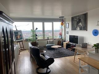 Op zoek naar iets uitzonderlijks?<br />Coup de coeur! Coup de foudre gegarandeerd!<br />Ontdek dit luxueus afgewerkte appartement op de 24ste verdieping van de prestigieuze UP Tower, de hoogste woontoren van België met 42 verdiepingen. (95,4 m², + 12,3 m² terras,) Geniet van een adembenemend panoramisch uitzicht over Brussel, met zicht op het Atomium, Tour & Taxis, Gare Maritime, de Basiliek van Koekelberg. Op 5 min. wandelafstand van het nieuwe Centre Pompidou "KANAL" – het toekomstige grootste museum voor hedendaagse kunst in België. Ideale uitgangsbasis voor een bezoek aan de Dansaertstraat, Nieuwstraat, AB, Muntschouwburg, Bozar, … <br /><br /> Kenmerken van het appartement:<br />•Ruime, lichtrijke leefruimte met toegang tot een groot terras<br />•2 slaapkamers, 1 luxe badkamer (ligbad, douche, dubbele wastafel, toilet)<br />•Ingerichte open keuken<br />•Inkomhal met vestiaire, apart toilet<br />•Wasplaats/berging, kelder, EPC-score B, elektriciteit conform <br />•Volledige parketvloer, eiken inbouwkasten, extra lichtpunten, verstevigde muren<br />•Privékelder<br /> <br />Voorzieningen in UP Tower:<br />•Receptiehal met groot kunstwerk van Rinus Van de Velde<br />•Conciërge aanwezig tijdens kantooruren<br />•24/7 beveiliging ter plaatse<br />•Skydeck op de 42ste verdieping<br />•Kids playroom & privé cinema (gratis gebruik)<br />•Privaat te betalen: Wellness met binnenzwembad, fitness, restaurants, superette, kinderdagverblijf, parking met laadpalen<br />•Uitstekende bereikbaarheid: metro, bus, trein (Brussel-Noord), huurfiets<br /> <br />Extra troeven:<br />•Gelegen op ideale hoogte (geen appartementen op 24ste )<br />•Op slechts 5 minuten van het stadscentrum<br />•Korting op registratierechten mogelijk (± €23.000 – Brussels abattement)<br />•Volledige opwaardering van de buurt in uitvoering<br />Neem contact op voor een afspraak. (niet voor immokantoren) <br />
