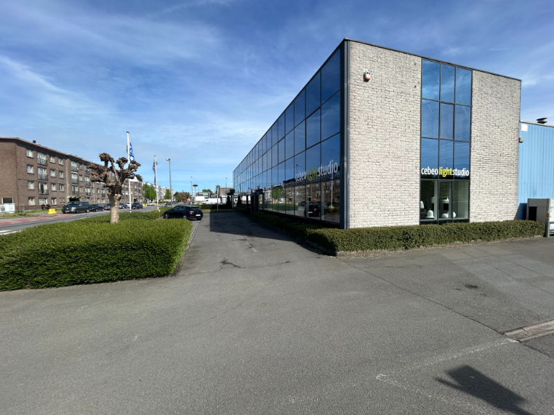 Polyvalent bedrijfspand met uitstekende visibiliteit &amp; ruime parking – Gent (Havengebied) - photo 3