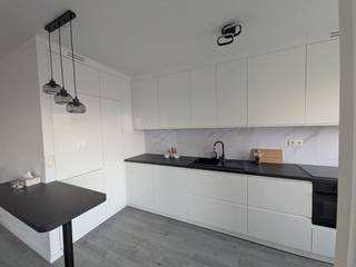 <p>Appartement - 2 slpk met terras - Hoboken</p><p>Volledig gerenoveerd 09/2026.</p><p>Dit appartement aan de Weerstandlaan is van a tot z aangepakt voor wie gewoon zorgeloos wil intrekken.</p><p>Binnen verrast het appartement met een heldere lichtinval, functioneel ingedeeld met volledig nieuwe keuken incl. toestellen, badkamer met inloopdouche, en twee volwaardige slaapkamers. Hier geen renovatiestress of onverwachte kosten.</p><p>De ligging in Hoboken combineert praktische bereikbaarheid met rust: lokale bakkers, supermarkten, sportfaciliteiten en openbaar vervoer liggen op loopafstand, terwijl u op een kwartiertje in centrum Antwerpen staat. Voor starters of investeerders, geleverd met onze concrete instapgarantie.</p><p>Ruimtes<br />• Ruime woonkamer met veel lichtinval<br />• Open keuken met nieuwe toestellen (10 jaar garantie):<br />- vaatwasser,<br />- microgolfoven<br />- inductie kookplaat<br />- koelkast met diepvries<br />- dampkap met ingebouwde filter<br />• 2 slaapkamers<br />• Ruim terras<br />• Bergruimte voor wasmachine<br />• Badkamer met inloopdouche<br />• Apart toilet<br />• Hal:<br />- grote inbouwkast<br />- glazen tussendeur living<br />• Kelderruimte</p><p>Troeven<br />• Nieuwe kwalitatieve laminaatvloer<br />• Veel opbergruimte<br />• Garantie op keukentoestellen en keukenkasten<br />• Instapklaar<br />• Energiezuinig: EPC B<br />• Breed overdekt terras<br />• Fietsenstalling<br />• Toplocatie</p>