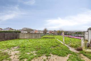 Bent u op zoek naar een groot perceel met veel potentieel? Dit ruime perceel grond van 1190m² gelegen aan de rustige Valkenstraat 56 in Brakel biedt...