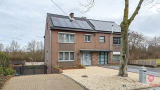 <p>Bij ImmoFusion 7/7 “open huis” : klik op onze 3D-TOUR.<br />Ervaar vastgoed alsof je er zelf doorloopt!<br /><br />In een vlot bereikbare omgeving in Diest, op <strong>Halensebaan 128</strong>, vinden we deze <strong>halfopen woning</strong> gelegen op een ruim perceel van <strong>7a 43ca</strong> met een <strong>grote tuin</strong>. Een ideale gezinswoning voor wie ruimte, comfort en een centrale ligging weet te waarderen.</p>
<p>De woning beschikt over een <strong>bewoonbare oppervlakte van maar liefst 204 m²</strong> en telt <strong>4 volwaardige slaapkamers</strong>, wat tal van mogelijkheden biedt voor een groter gezin, thuiswerk of hobbyruimte. De verwarming gebeurt via <strong>centrale verwarming op stookolie</strong>, aangevuld met een <strong>gezellige houtkachel</strong> die zorgt voor extra sfeer en warmte. Bovendien zijn er <strong>zonnepanelen</strong> aanwezig, wat bijdraagt aan een lager energieverbruik.</p>
<p>Dankzij de <strong>EPC-score D</strong> is de woning <strong>niet renovatieplichtig</strong>, wat meteen een belangrijk voordeel is voor wie zonder grote verplichte investeringen wil verhuizen.</p>
<p>De ligging is een absolute troef. De woning bevindt zich op korte afstand van de <strong>autosnelweg</strong>, <strong>tankstations</strong>, <strong>scholen</strong> en het <strong>centrum van Diest</strong>, waardoor alle dagelijkse voorzieningen vlot bereikbaar zijn en u geniet van een uitstekende verbinding met omliggende steden en gemeenten.</p>
<p><strong>Pluspunten:<br /></strong>-Halfopen bebouwing op een perceel van 7a 43ca<br />-Grote tuin<br />-4 slaapkamers<br />-Bewoonbare oppervlakte van 204 m²<br />-Centrale verwarming op stookolie + houtkachel<br />-Zonnepanelen aanwezig<br />-EPC D – niet renovatieplichtig<br />-Zeer gunstige ligging nabij autostrade, centrum en scholen<br /><br /><span>Maatregelen opgenomen in het Maatregelenregister: nee</span></p>
<p>Voor een bezichtiging ter plaatse of meer info, bel ons op <strong>078/78.78.70</strong>, of kom gerust langs op kantoor – <strong>steeds welkom!</strong></p>