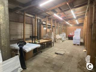<p><span>Magazijn met bureel op toplocatie!</span></p><p><span>Deze polyvalente kavel met magazijn biedt enorm veel stockageruimte en is optimaal bereikbaar dankzij de nabijheid van de A12 en de E19. Bovendien is het magazijn gelegen in de Jules Moretuslei, vlakbij het centrum van Wilrijk, waardoor u ook de nodige passage en zichtbaarheid geniet. Met dank aan de grote inrij leent het magazijn zich perfect om eenvoudig te lossen en laden, maar ook om rechtstreeks met de wagen/camionette binnen te rijden. Bovendien is er ook ruimte om kantoren in te richten, administratie bij te houden, noem maar op... Kadastraal staat het pand gekend als appartement, dus ook daartoe zijn mogelijkheden. Kortom, een betaalbaar pand met enorm veel potentieel voor gelijk welke invulling en indeling. Neem alvast een kijkje op het grondplan dat u op onze website kan vinden om een beter zicht te krijgen op de huidige indeling.</span></p><p><span> </span></p><p><span>Inkom, doorrij, & magazijn:</span></p><p><span>De inkom van het magazijn ligt achter een grote poort van 3 meter breed. Samen met de overdekte doorrij en het magazijn beschikt u maar liefst over een stockageruimte van maar liefst 152m². Met dank aan de hoge plafonds kan er ook in de hoogte worden gewerkt .Aan werk- alsook opslagruimte is hoegenaamd geen gebrek. </span></p><p><span> </span></p><p><span>Bureel-/archiefruimte:</span></p><p><span>Deze ruimte bestaat uit 5 compartimenten, ideaal als kantoor, atelier, archief,... Uiteraard kan u hier ook een toilet vinden alsook de nodige aansluiting voor bijvoorbeeld een kitchenette, douche,...</span></p><p><span> </span></p><p><span>Extra troeven:</span></p><p><span>- Toplocatie</span></p><p><span>- 224m²</span></p><p><span>- Geen maandelijkse lasten</span></p><p><span>- Polyvalent pand</span></p><p><span>- Laag KI</span></p><p><span> </span></p><p><span>*</span><span>Renovatieplicht:</span><span> binnen de 6 jaar na aankoop label D of beter behalen</span></p>