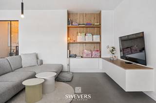 Voor meer info en foto’s, surf naar www.swevers.be – Dit recente gelijkvloerse appartement op Vliegveldlaan 48 bus 2 in Sint-Truiden combineert...