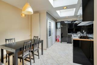 Bent u op zoek naar een ruime stadswoning met een praktische indeling en een gunstige EPC-score? Deze woning aan de Hamerstraat 36 combineert een centrale ligging in Mechelen met verrassend veel ruimte en diverse mogelijkheden voor gezinnen, thuiswerkers of wie extra kamers wenst.<br /><br />Indeling<br />Via de inkomhal betreedt u de woning. Voaraan bevindt zich een bureau, gevolgd door de zitplaats. Verder treffen we de eetplaats met aansluitend de keuken. Achteraan bevindt zich een berging met de verwarmingsketel en een apart toilet.<br /><br />Op de eerste verdieping beschikt de woning over een wasplaats, een badkamer en een slaapkamer.<br /><br />Via een vaste trap bereiken we de zolderverdieping waar zich een slaapkamer aan de voorzijde en een tweede slaapkamer aan de achterzijde bevinden. Daarnaast is er nog een extra zolderruimte ingericht als polyvalente ruimte, ideaal als hobbyruimte, bureau of extra slaapkamer.<br /><br />De woning beschikt bovendien over een kelder die kan benut worden als extra opslagruimte.<br /><br />Technische informatie<br />De woning behaalt een EPC-label C (214 kWh/m²), waardoor er geen renovatieverplichting geldt. De verwarming gebeurt via aardgas met een condenserende gasketel. Verder is de woning voorzien van dubbele beglazing in PVC-profielen. Elektrische installatie is conform en goedgekeurd. Het huis is asbestveilig.<br /><br />Buurtinformatie<br />De woning is gelegen in een aangename woonomgeving aan de rand van Mechelen, met een vlotte verbinding naar het stadscentrum, het station en de belangrijkste invalswegen richting Antwerpen, Brussel en Leuven. Winkels, scholen, openbaar vervoer en recreatiemogelijkheden bevinden zich in de nabije omgeving, waardoor deze ligging een ideale combinatie vormt van bereikbaarheid en dagelijks wooncomfort.  <br /><br />Bent u op zoek naar een ruime woning met mogelijkheden op een goed bereikbare locatie in Mechelen?<br /><br />Bestuursmaatregelen in het maatregelenregister: nee<br /><br />Deze AI-visualisaties zijn bedoeld als inspiratie. Er werd geen rekening gehouden met technische specificaties, stedenbouwkundige voorschriften of de concrete mogelijkheden tot realisatie.