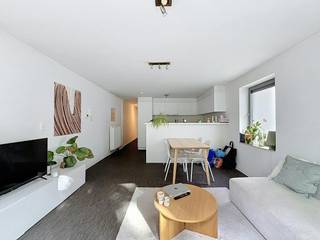 Gelijkvloers 1-slaapkamerappartement met grote tuin te huur bij het President Rooseveltplein te Kortrijk. Dichtbij de Grote Markt, de Verlaagde Leieboorden en het centrum alsook het station. <br /><br />INDELING: <br />inkomhal - leefruimte met volledig geïnstalleerde open keuken - aangenaam terras met grote tuin - gastentoilet - badkamer met lavabomeubel en ligbad/douche - ruime slaapkamer - bergruimte met aansluiting voor wasmachine. <br /><br />ALGEMEEN: <br />- centrale ligging<br />- inclusief kelder- en fietsenberging<br />- tuin<br />- voorschot gemeenschappelijke kosten: € 50,00/maand<br /><br />Interesse? Vraag snel een bezoek aan via www.dewaele.com.