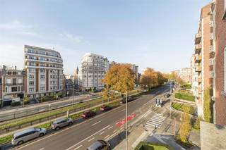 ETTERBEEK (Louis Schmidtlaan 63/65) – Gelegen op de 3e verdieping van een prachtig, karaktervol en zeer goed onderhouden gebouw. Het appartement ligt op een ideale locatie, op een steenworp afstand van de tram, de metro en de trein. Mooi appartement (± 140 m²) met 2 slaapkamers (16 m² en 15 m² / parket), een hal die uitkomt op een lichte woon- en eetkamer (± 50 m²), een volledig uitgeruste open keuken, een doucheruimte, een apart toilet, een garderobe en opbergruimtes, een kelder en een terras. Op de begane grond bevindt zich een ruime en comfortabele garage (momenteel verhuurd, maar met opzegmogelijkheid). Het appartement zelf is bij ondertekening van de akte vrij. Algemene renovatiewerkzaamheden aan het appartement in 2019. Dubbele beglazing, collectieve verwarmingsketel met doorstroommeters voor warm en koud water. Maandelijkse lasten: ± 280 € / maand. EPC: E+ (222 kWh/m²/jaar en 42 CO³/m²/jaar). Informatie en bezichtigingen bij Louis Meert op 0477 57 98 87 of LMEERT@TREVI.BE