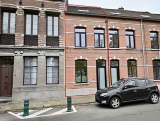 Volledig gerenoveerde woning met karakter ! Indeling : Inkomhal , berging / fietsenstalling , woonkamer , keuken , apart toilet .Eerste verdieping :...