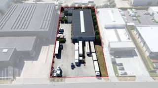 Uitstekend gelegen bedrijfsgebouw bestaande uit een magazijnruimte van +/- 900 m² met aansluitend +/- 24 m² kantoorruimte en een comfortabele bedrijfswoning van +/- 165 m², gelegen op een perceel van 3.487 m².<br /><br />Het geïsoleerde (logistieke) magazijn heeft een oppervlakte van +/- 900 m² opgebouwd uit een staalconstructie in combinatie met betonpanelen. De ruimte met een vrije hoogte van 6,40 meter is toegankelijk via 2 laadkades en 1 automatische sectionale poort (4 m x 4,54 m) en is voorzien van een gepolierde betonvloer, een steeldeck met lichtstraat en TL verlichting. Aanpalend is een kantoorruimte van 24 m².<br /><br />De bedrijfswoning omvat op het gelijkvloers aan ruime inkom, een lichtrijke zithoek met zicht op de open keuken en gezellige eetplaats. Bijkomend is er een berging, gastentoilet en een praktisch ingerichte wasplaats.<br />Op de eerste verdieping bevinden zich 3 volwaardige slaapkamer, een badkamer met bad en douche, een afzonderlijk toilet, en een polyvalente hobbyruimte. De ruime en knap aangelegde tuin met tuinberging zorgt voor extra ontspanning en een aangenaam zicht uit de leefruimte. De woning wordt verwarmd via centrale verwarming op gas en gekoeld via verschillende airco toestellen.<br /><br />Deze eigendom vormt de ideale uitvalsbasis voor een onderneming die wonen en werken op één locatie wenst te combineren.<br /><br />Strategisch gelegen op het lokale bedrijventerrein Lammersakker in Tielt, met een uitstekende bereikbaarheid via de N37 en N35. Dankzij de nabijheid van de E403 en de vlotte verbinding richting de E17 geniet het bedrijfsgebouw van een optimale ontsluiting voor zowel lokaal als regionaal verkeer.<br /><br />Contacteer PANORAMA B2B voor bijkomende (technische) inlichtingen, plannen of een vrijblijvend plaatsbezoek op het nummer 0476 215 115.