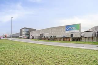 Bedrijfsgebouw te huur naast de E17 in Waregem. Het gebouw is voorzien van een magazijn van ca. 1.270 m² en een kantoor van ca. 665...