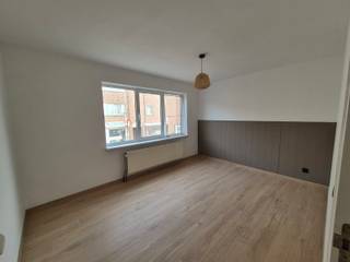 Ruim appartement te huur op de eerste verdieping, bereikbaar via een trap. Het appartement is praktisch ingedeeld en ideaal voor wie comfortabel...