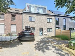 Dit appartement in Nieuwmoer kent de volgende indeling: - inkomhal met gastentoilet- leefruimte - keuken voorzien van kookvuur, dampkap,...